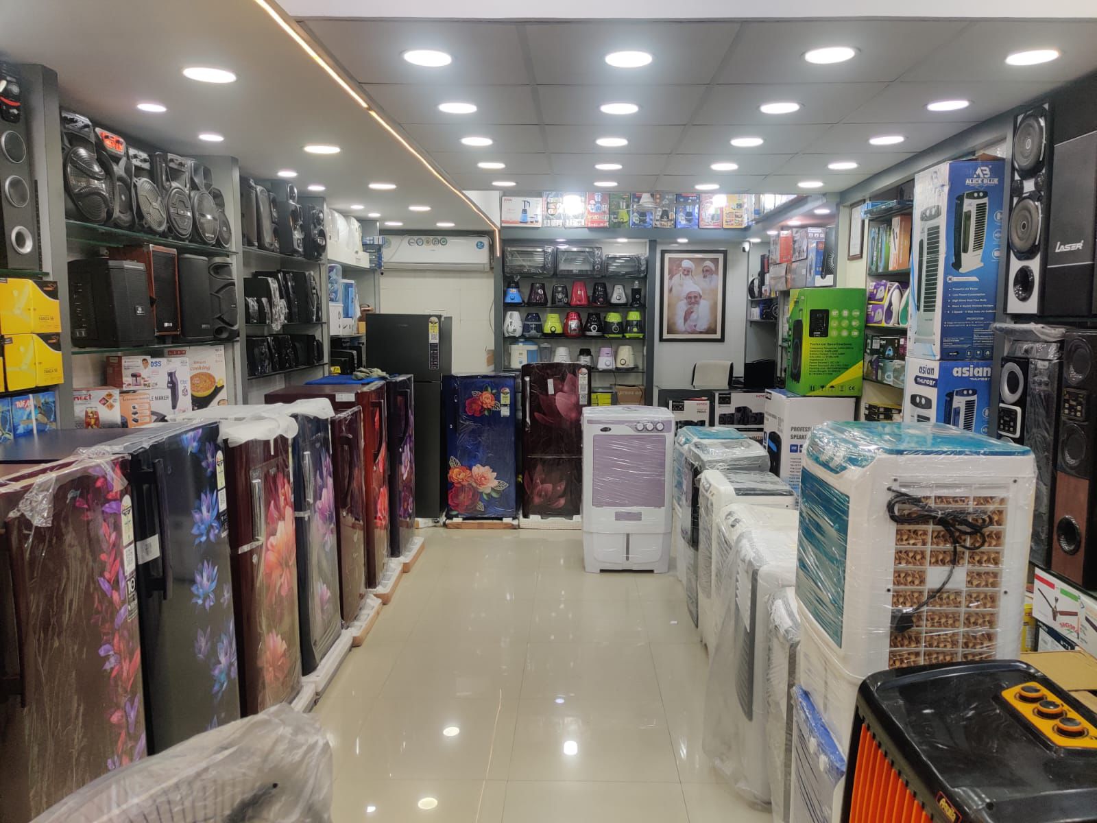 Ezzi Electronics Interior